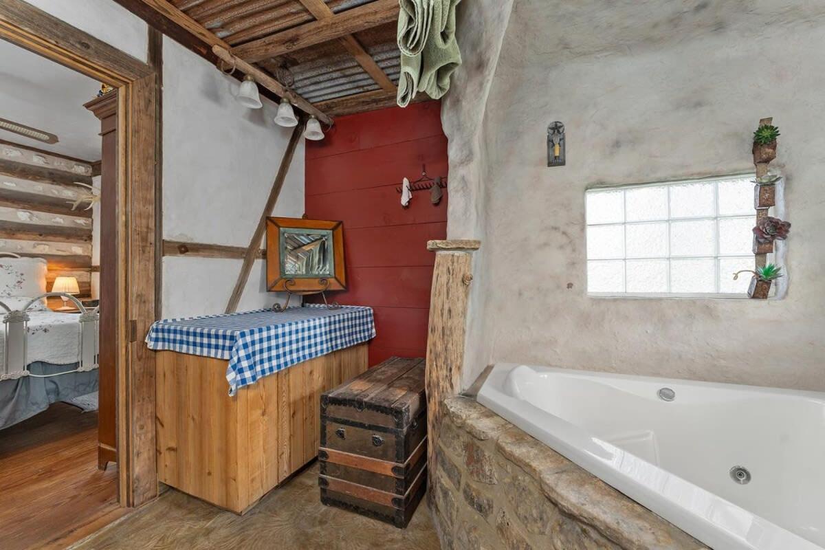 Das Eck Haus - Cozy Cabin Getaway Fredericksburg Bagian luar foto